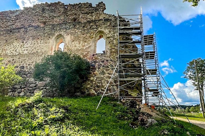 Raunas pilsdrupās uzsākti konservācijas darbi