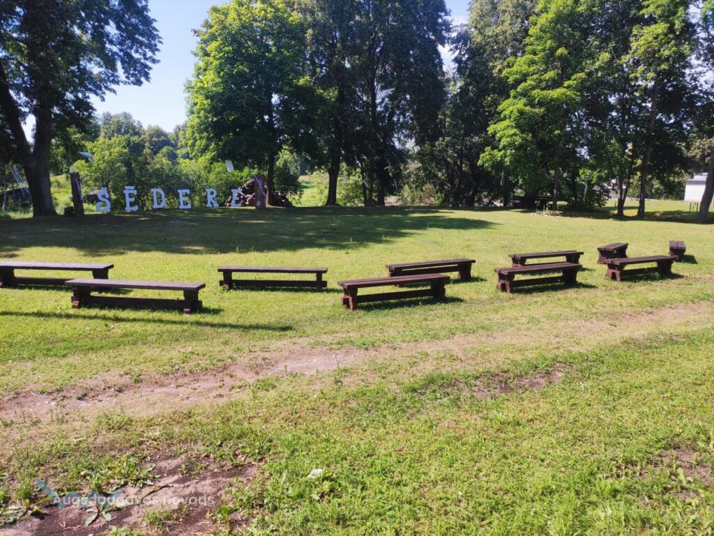 Šēderes ciemā iegādātas jaunas koka mēbeles āra pasākumiem