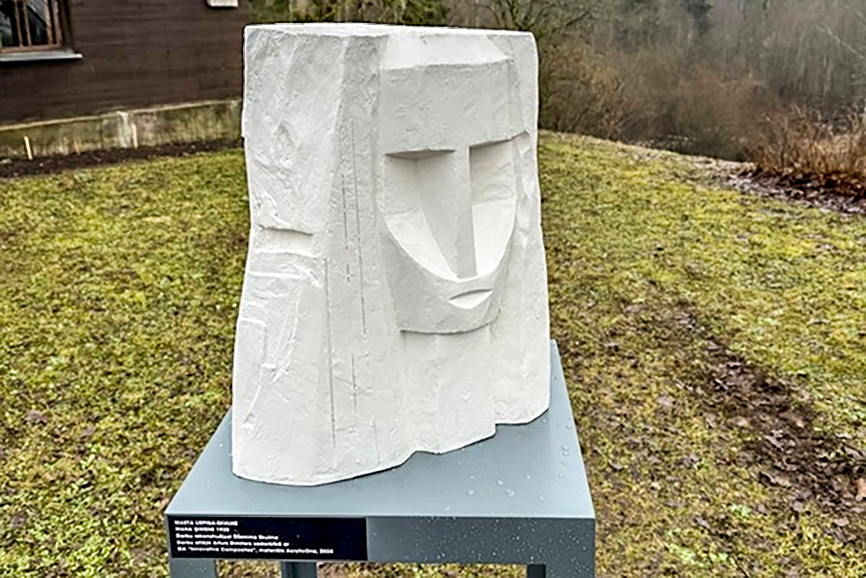 Mergupes krastā atklāts ziemas skulptūru parks Sniegavīri