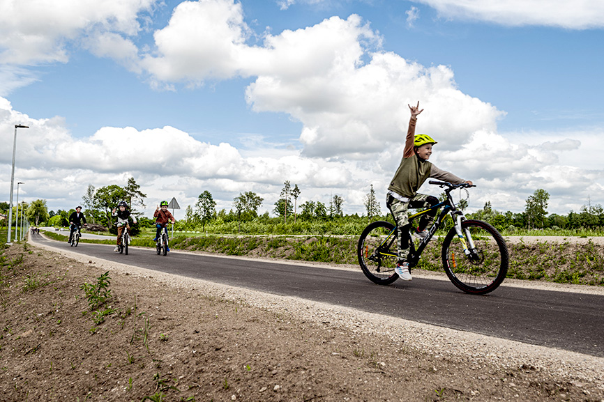 Jauna infrastruktūra gājējiem un velosipēdistiem no Cēsīm līdz pagriezienam uz Līviem