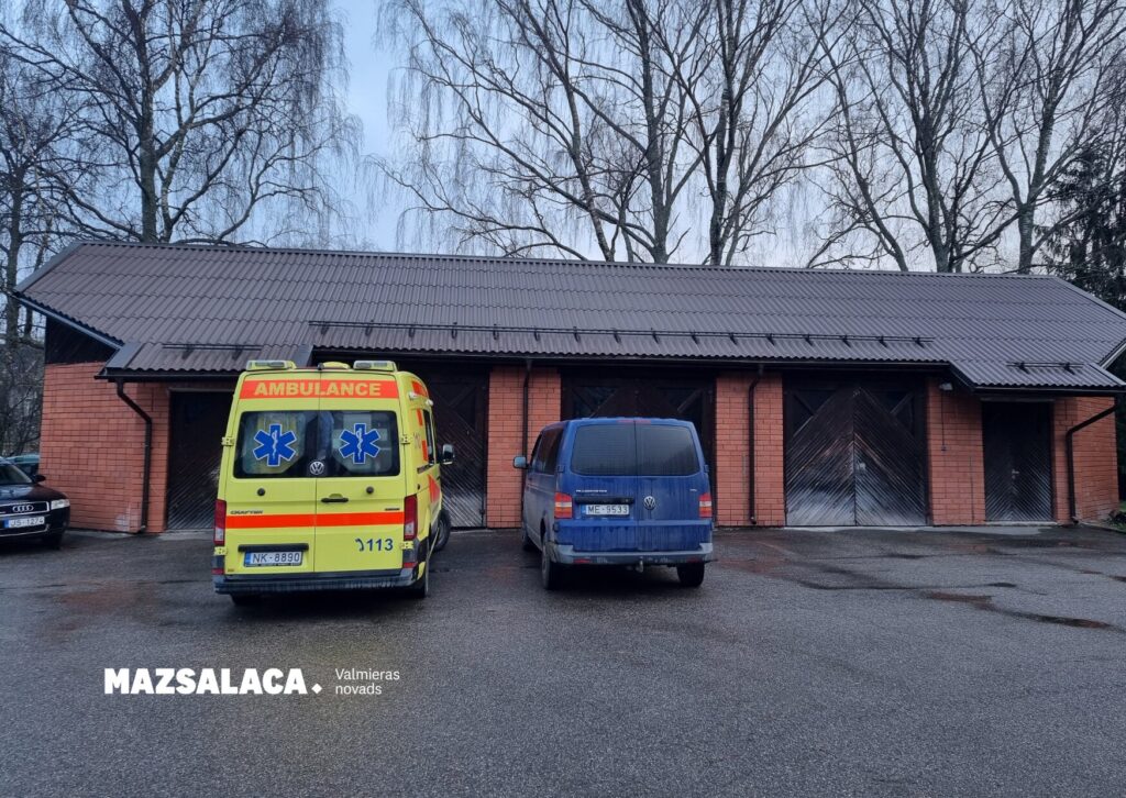 Nomainīts jumts Mazsalacas slimnīcas garāžai