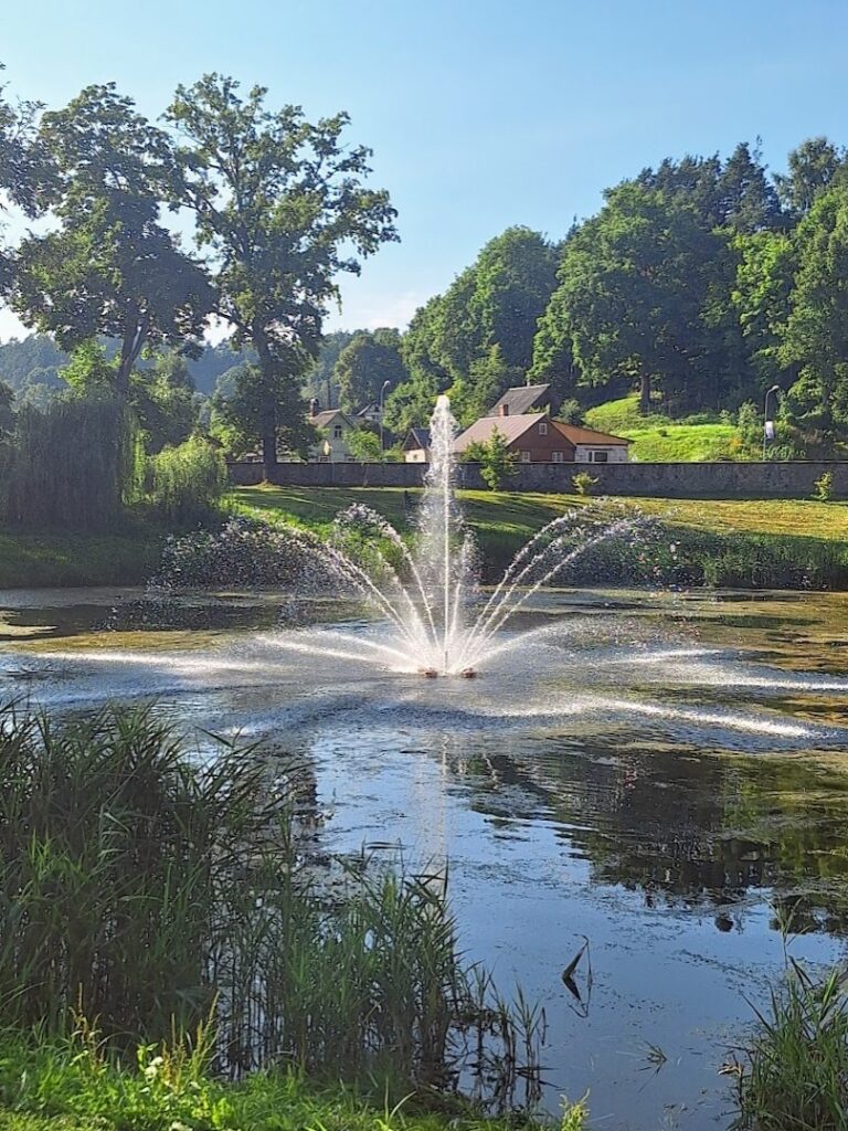 Iedzīvotājus un viesus priecē strūklaka Krāslavas pils parkā