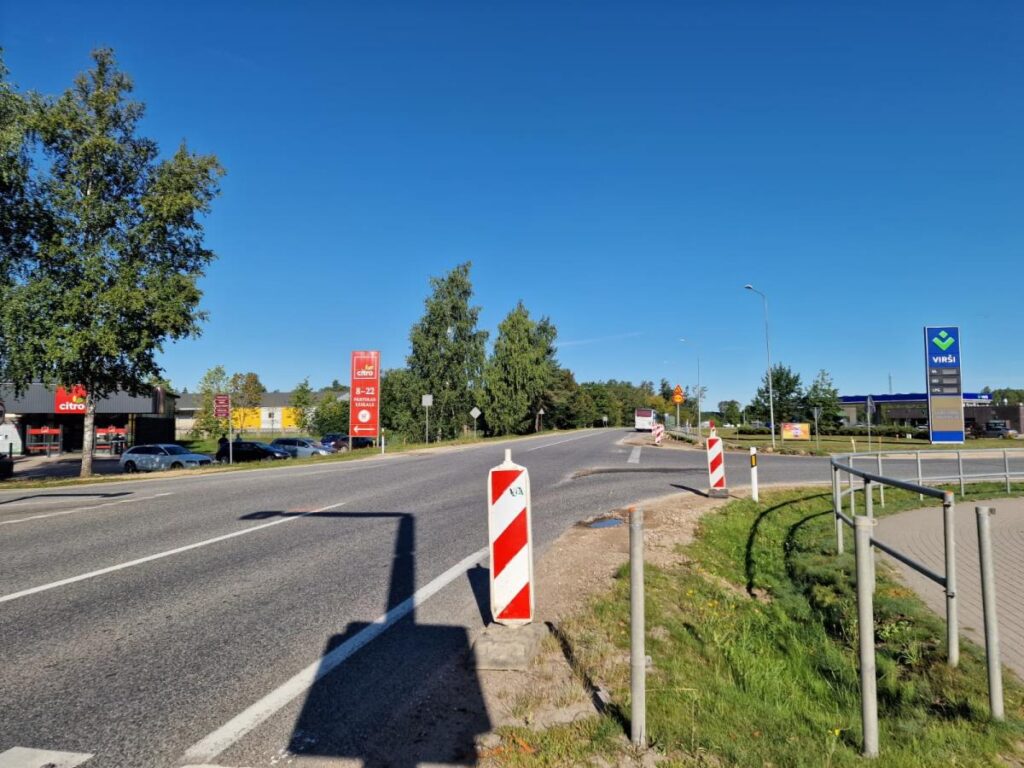 Brocēnos uzsākta luksofora un veloceliņa izbūve