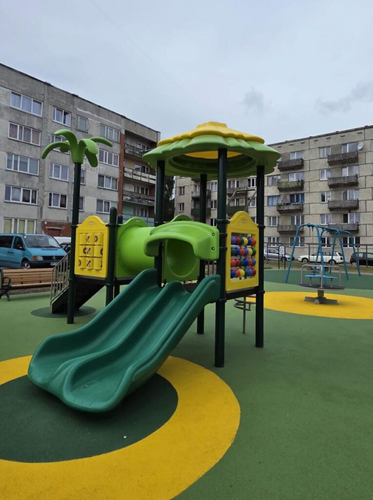 Līvānos tapis mūsdienīgs rotaļu laukums